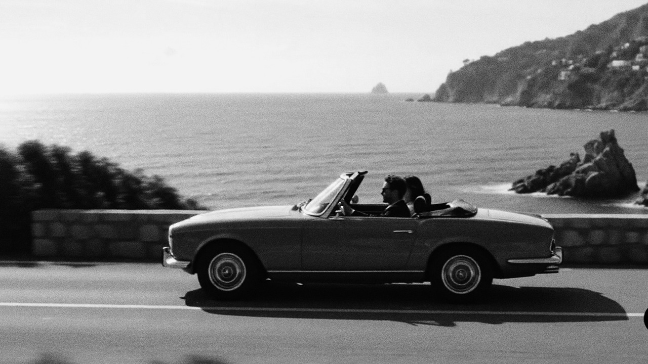Cine de Dos coastal drive still